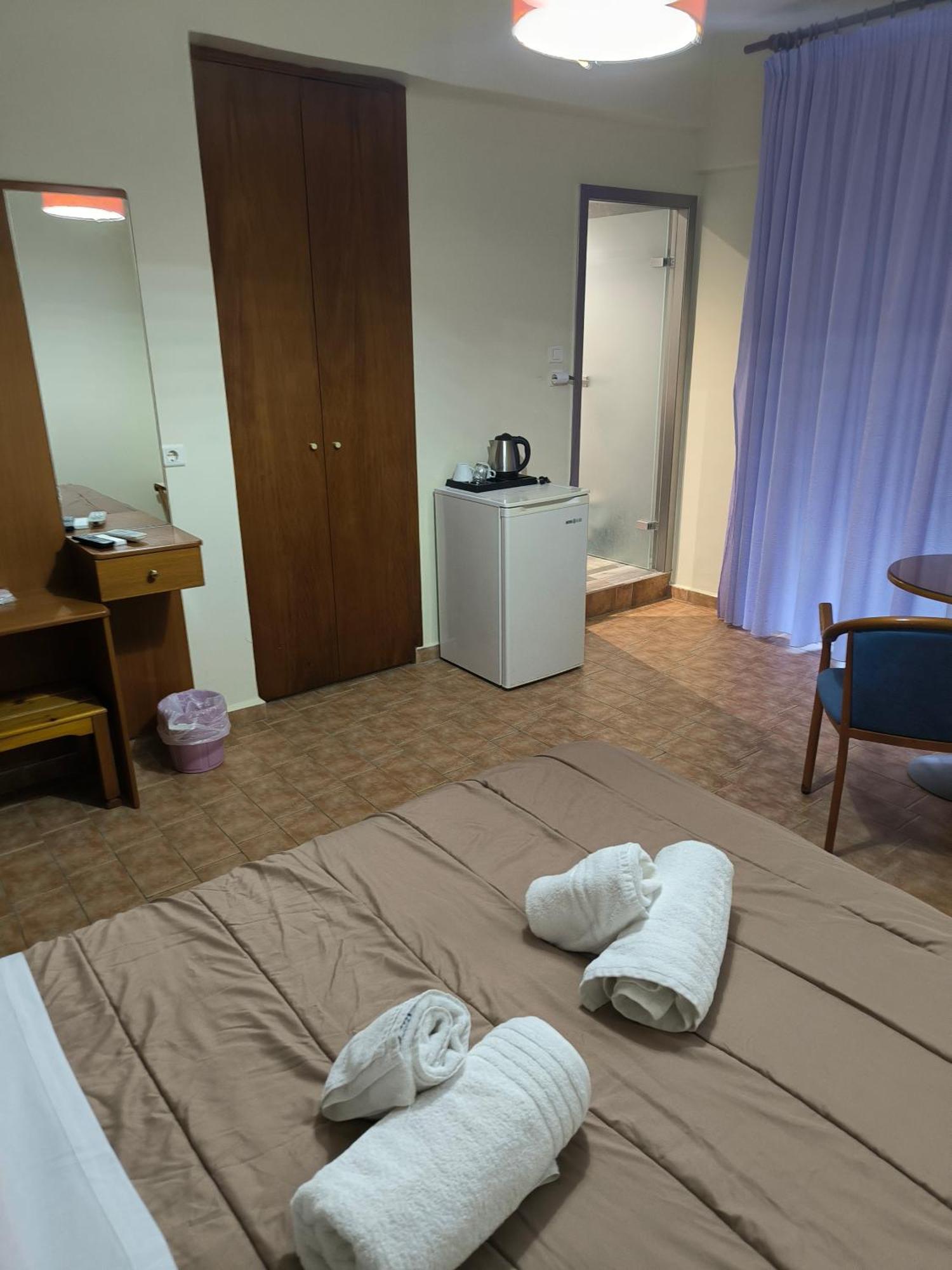 Hotel Almira アギア・トリアダ エクステリア 写真